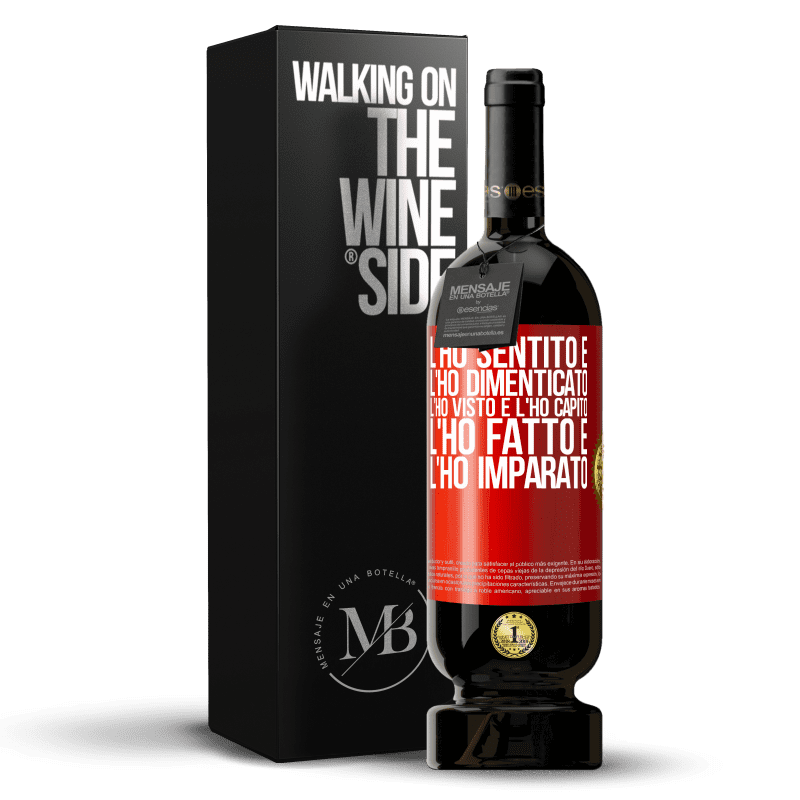 49,95 € Spedizione Gratuita | Vino rosso Edizione Premium MBS® Riserva L'ho sentito e l'ho dimenticato, l'ho visto e l'ho capito, l'ho fatto e l'ho imparato Etichetta Rossa. Etichetta personalizzabile Riserva 12 Mesi Raccogliere 2015 Tempranillo