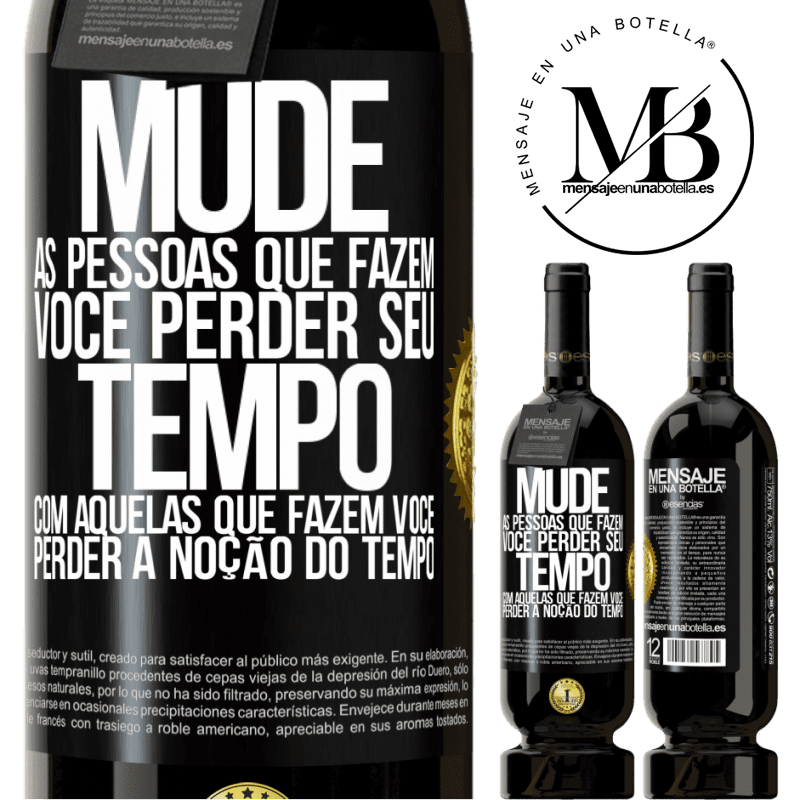 49,95 € Envio grátis | Vinho tinto Edição Premium MBS® Reserva Mude as pessoas que fazem você perder seu tempo com aquelas que fazem você perder a noção do tempo Etiqueta Preta. Etiqueta personalizável Reserva 12 Meses Colheita 2015 Tempranillo