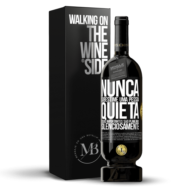 49,95 € Envio grátis | Vinho tinto Edição Premium MBS® Reserva Nunca subestime uma pessoa quieta, coisas importantes são planejadas silenciosamente Etiqueta Preta. Etiqueta personalizável Reserva 12 Meses Colheita 2015 Tempranillo