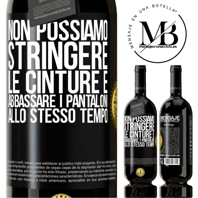 49,95 € Spedizione Gratuita | Vino rosso Edizione Premium MBS® Riserva Non possiamo stringere le cinture e abbassare i pantaloni allo stesso tempo Etichetta Nera. Etichetta personalizzabile Riserva 12 Mesi Raccogliere 2015 Tempranillo