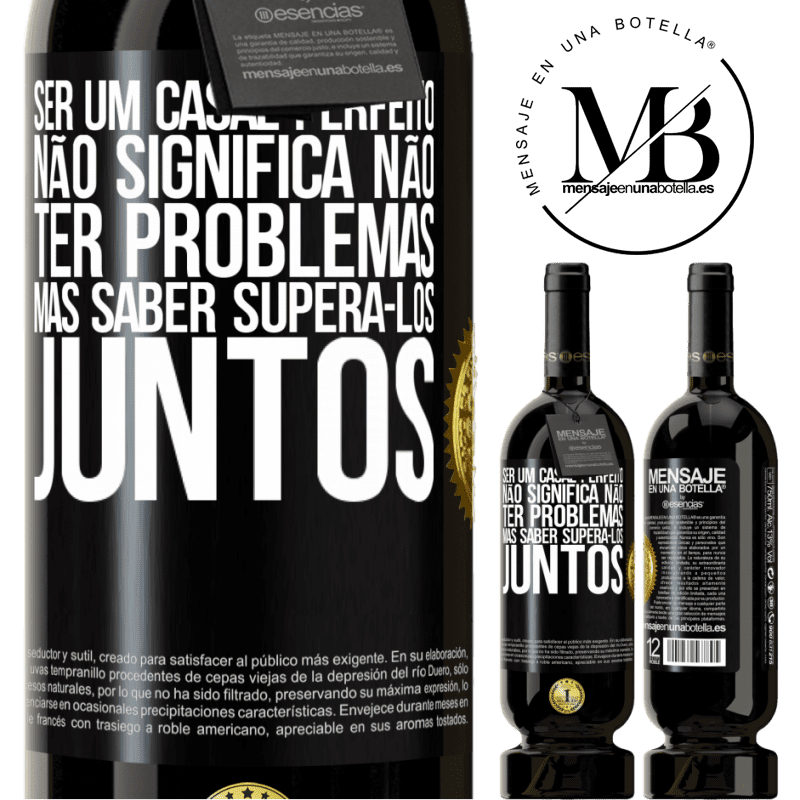 49,95 € Envio grátis | Vinho tinto Edição Premium MBS® Reserva Ser um casal perfeito não significa não ter problemas, mas saber superá-los juntos Etiqueta Preta. Etiqueta personalizável Reserva 12 Meses Colheita 2015 Tempranillo