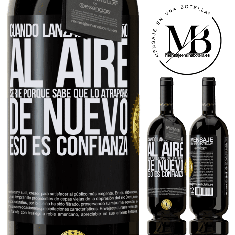 39,95 € Envío gratis | Vino Tinto Edición Premium MBS® Reserva Cuando lanzas a un niño al aire, se ríe porque sabe que lo atraparás de nuevo. ESO ES CONFIANZA Etiqueta Negra. Etiqueta personalizable Reserva 12 Meses Cosecha 2015 Tempranillo