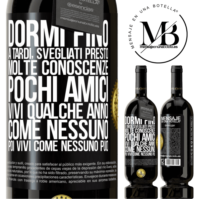 49,95 € Spedizione Gratuita | Vino rosso Edizione Premium MBS® Riserva Dormi fino a tardi, svegliati presto. Molte conoscenze, pochi amici. Vivi qualche anno come nessuno, poi vivi come nessuno Etichetta Nera. Etichetta personalizzabile Riserva 12 Mesi Raccogliere 2015 Tempranillo