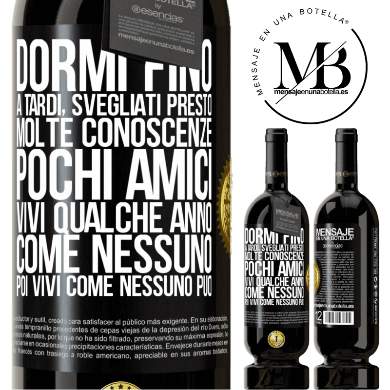 49,95 € Spedizione Gratuita | Vino rosso Edizione Premium MBS® Riserva Dormi fino a tardi, svegliati presto. Molte conoscenze, pochi amici. Vivi qualche anno come nessuno, poi vivi come nessuno Etichetta Nera. Etichetta personalizzabile Riserva 12 Mesi Raccogliere 2016 Tempranillo
