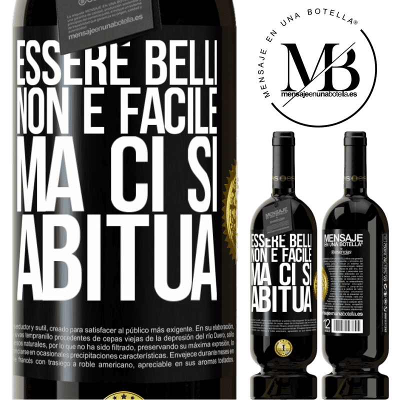 49,95 € Spedizione Gratuita | Vino rosso Edizione Premium MBS® Riserva Essere belli non è facile, ma ci si abitua Etichetta Nera. Etichetta personalizzabile Riserva 12 Mesi Raccogliere 2015 Tempranillo