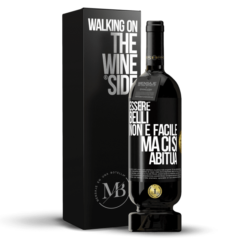 49,95 € Spedizione Gratuita | Vino rosso Edizione Premium MBS® Riserva Essere belli non è facile, ma ci si abitua Etichetta Nera. Etichetta personalizzabile Riserva 12 Mesi Raccogliere 2016 Tempranillo