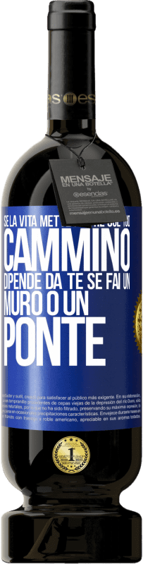 49,95 € | Vino rosso Edizione Premium MBS® Riserva Se la vita mette pietre sul tuo cammino, dipende da te se fai un muro o un ponte Etichetta Blu. Etichetta personalizzabile Riserva 12 Mesi Raccogliere 2014 Tempranillo