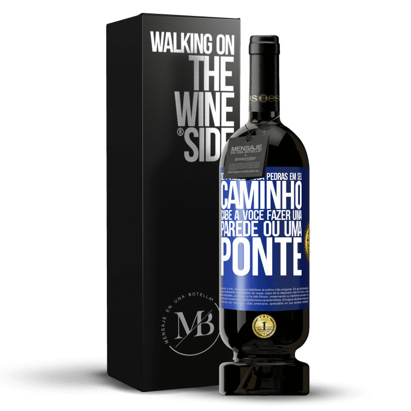 49,95 € Envio grátis | Vinho tinto Edição Premium MBS® Reserva Se a vida coloca pedras em seu caminho, cabe a você fazer uma parede ou uma ponte Etiqueta Azul. Etiqueta personalizável Reserva 12 Meses Colheita 2014 Tempranillo