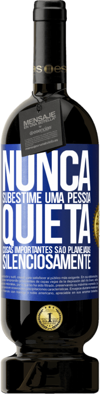 49,95 € | Vinho tinto Edição Premium MBS® Reserva Nunca subestime uma pessoa quieta, coisas importantes são planejadas silenciosamente Etiqueta Azul. Etiqueta personalizável Reserva 12 Meses Colheita 2015 Tempranillo