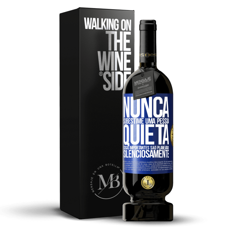 49,95 € Envio grátis | Vinho tinto Edição Premium MBS® Reserva Nunca subestime uma pessoa quieta, coisas importantes são planejadas silenciosamente Etiqueta Azul. Etiqueta personalizável Reserva 12 Meses Colheita 2015 Tempranillo