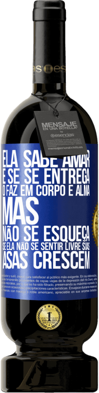 49,95 € | Vinho tinto Edição Premium MBS® Reserva Ele sabe amar e, se se entrega, o faz em corpo e alma. Mas, não se esqueça, se você não se sentir livre, suas asas crescem Etiqueta Azul. Etiqueta personalizável Reserva 12 Meses Colheita 2015 Tempranillo