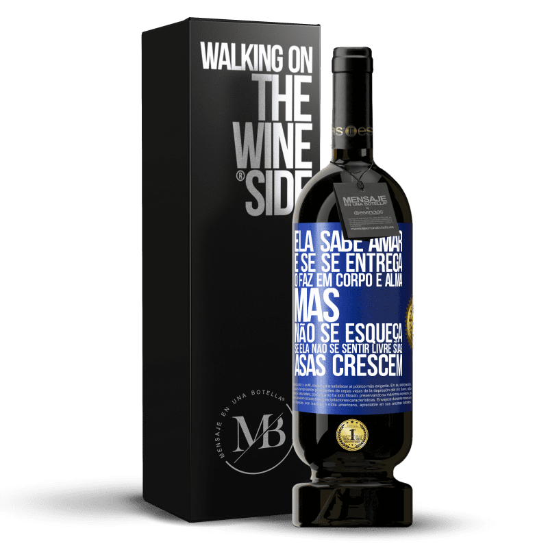 49,95 € Envio grátis | Vinho tinto Edição Premium MBS® Reserva Ele sabe amar e, se se entrega, o faz em corpo e alma. Mas, não se esqueça, se você não se sentir livre, suas asas crescem Etiqueta Azul. Etiqueta personalizável Reserva 12 Meses Colheita 2015 Tempranillo