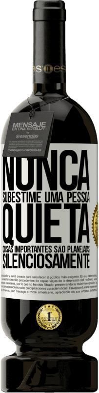 49,95 € | Vinho tinto Edição Premium MBS® Reserva Nunca subestime uma pessoa quieta, coisas importantes são planejadas silenciosamente Etiqueta Branca. Etiqueta personalizável Reserva 12 Meses Colheita 2015 Tempranillo