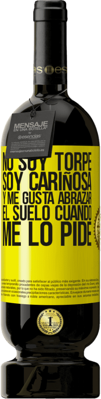 49,95 € Envío gratis | Vino Tinto Edición Premium MBS® Reserva No soy torpe, soy cariñosa, y me gusta abrazar el suelo cuando me lo pide Etiqueta Amarilla. Etiqueta personalizable Reserva 12 Meses Cosecha 2016 Tempranillo