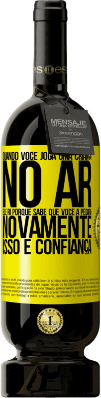 49,95 € Envio grátis | Vinho tinto Edição Premium MBS® Reserva Quando você joga uma criança no ar, ele ri porque sabe que você a pegará novamente. ISSO É CONFIANÇA Etiqueta Amarela. Etiqueta personalizável Reserva 12 Meses Colheita 2016 Tempranillo