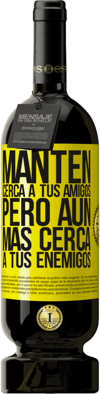 Envío gratis | Vino Tinto Edición Premium MBS® Reserva Mantén cerca a tus amigos, pero aún más cerca a tus enemigos Etiqueta Amarilla. Etiqueta personalizable Reserva 12 Meses Cosecha 2016 Tempranillo
