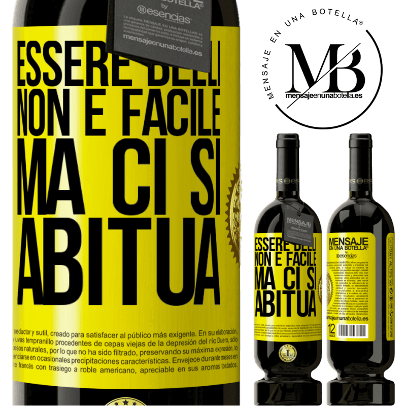 49,95 € Spedizione Gratuita | Vino rosso Edizione Premium MBS® Riserva Essere belli non è facile, ma ci si abitua Etichetta Gialla. Etichetta personalizzabile Riserva 12 Mesi Raccogliere 2015 Tempranillo