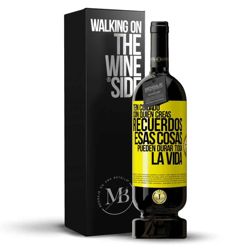 49,95 € Envío gratis | Vino Tinto Edición Premium MBS® Reserva Ten cuidado con quién creas recuerdos. Esas cosas pueden durar toda la vida Etiqueta Amarilla. Etiqueta personalizable Reserva 12 Meses Cosecha 2014 Tempranillo