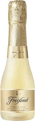 104,95 € Spedizione Gratuita | Scatola da 24 unità Spumante Bianco Freixenet Carta Nevada Brut D.O. Cava Bottiglietta 20 cl