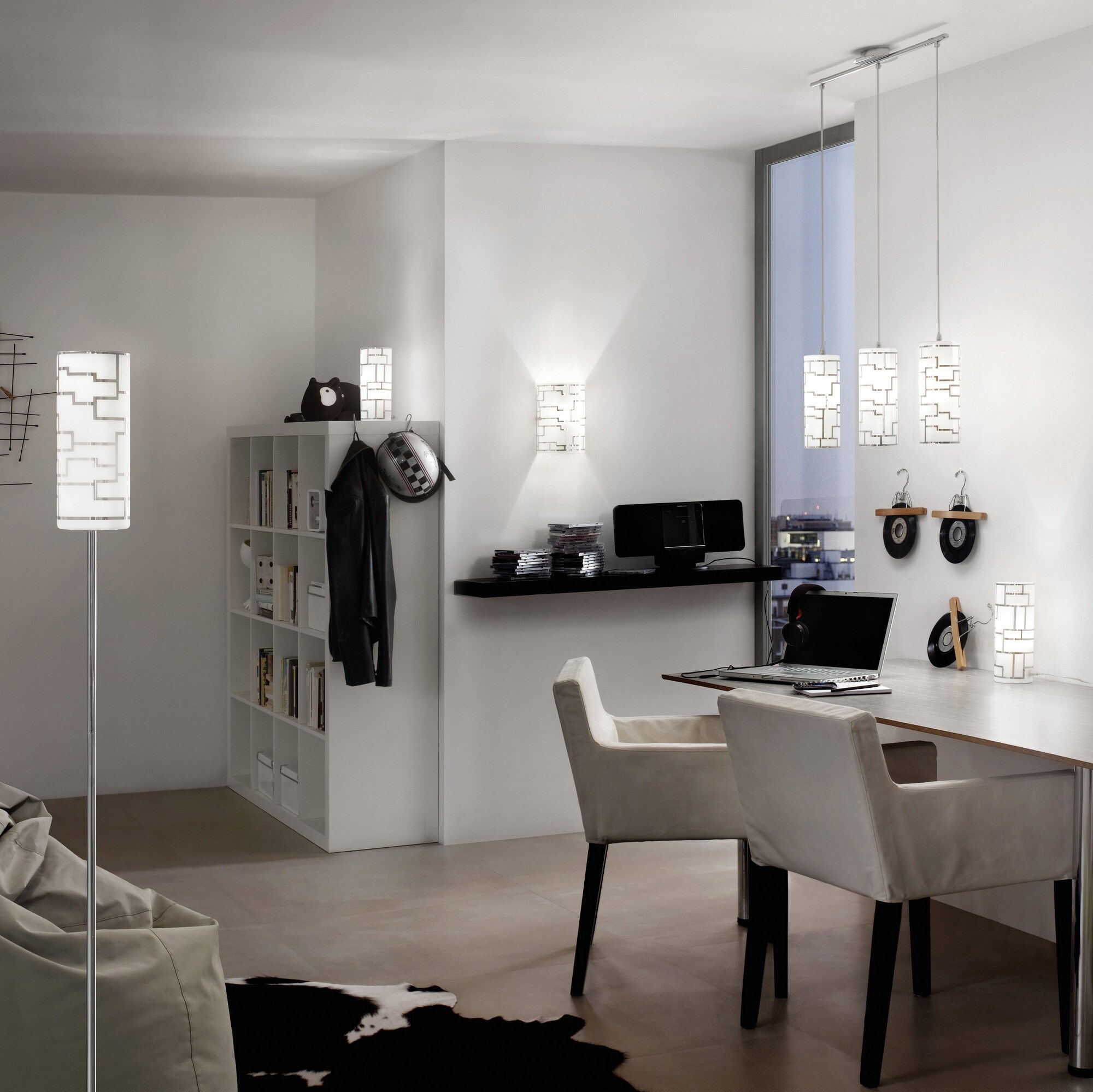 108,95 € Бесплатная доставка | Подвесной светильник Eglo Bayman 180W 110×72 cm. Стали, стекло и стекло с декором. Белый, покрытый хром и серебро Цвет
