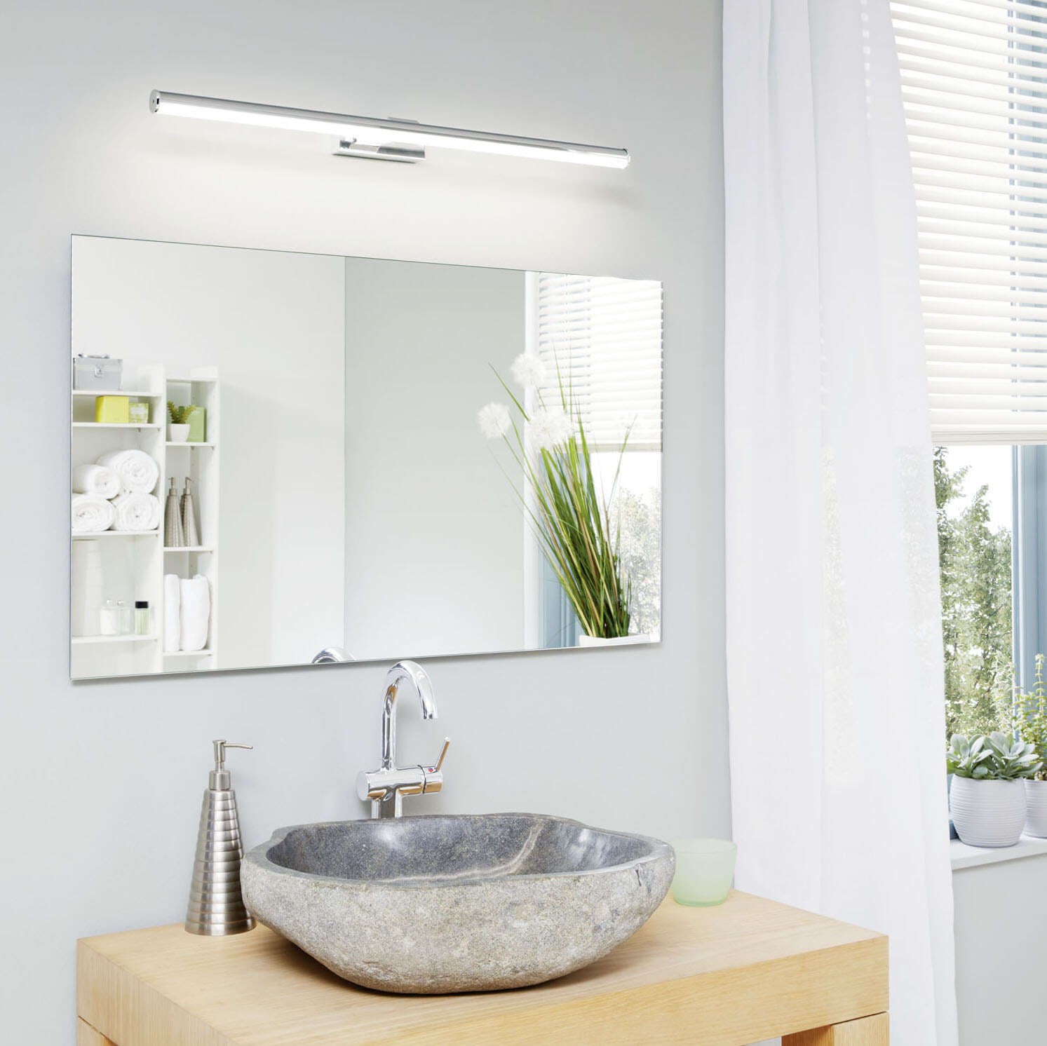97,95 € Kostenloser Versand | Innenwandleuchte Eglo Vadumi 14W 4000K Neutrales Licht. 78×5 cm. Plastik. Weiß, überzogenes chrom und silber Farbe