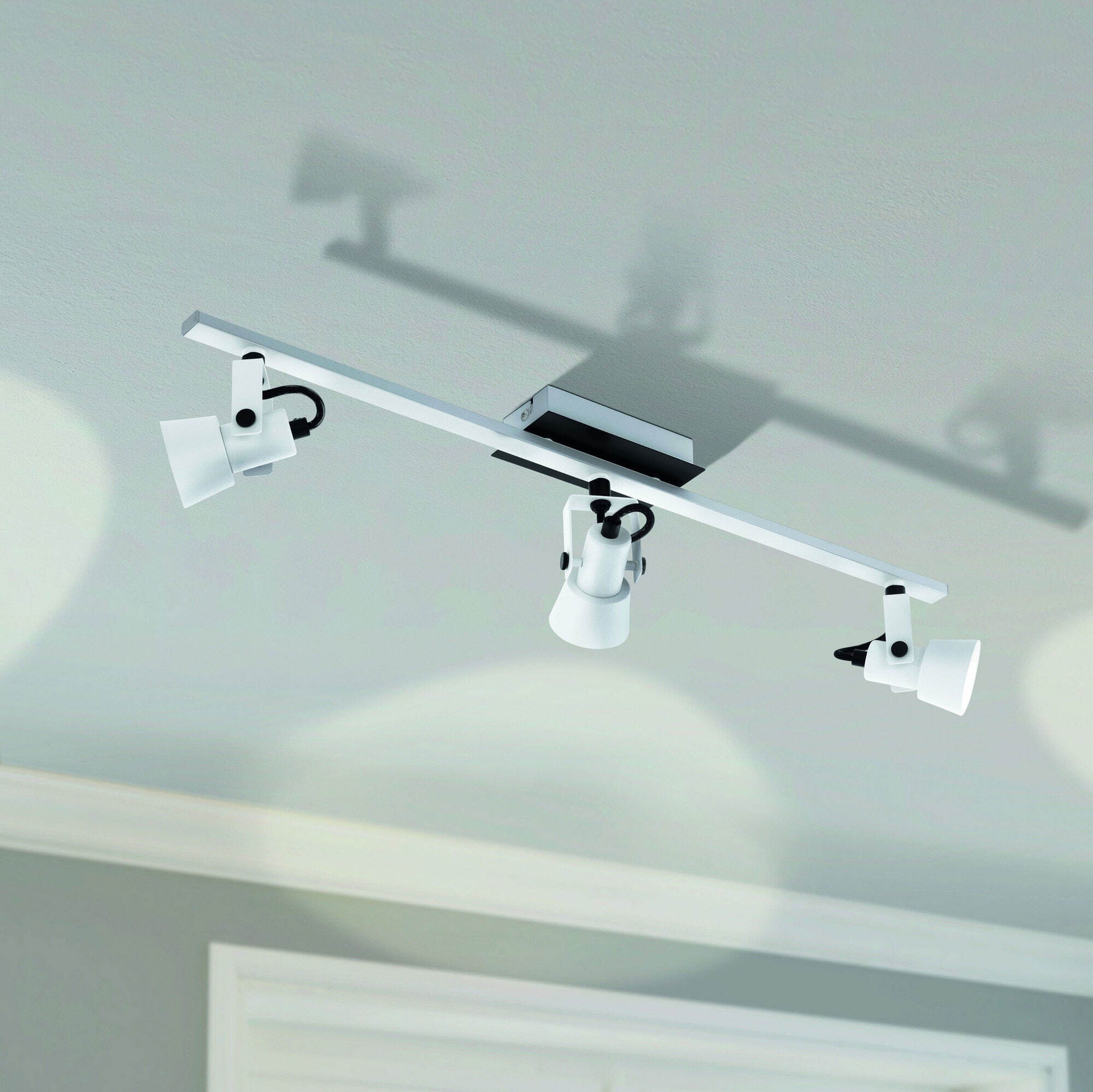 65,95 € Envoi gratuit | Projecteur d'intérieur Eglo Trillo 15W 69×7 cm. Acier. Couleur blanc et noir