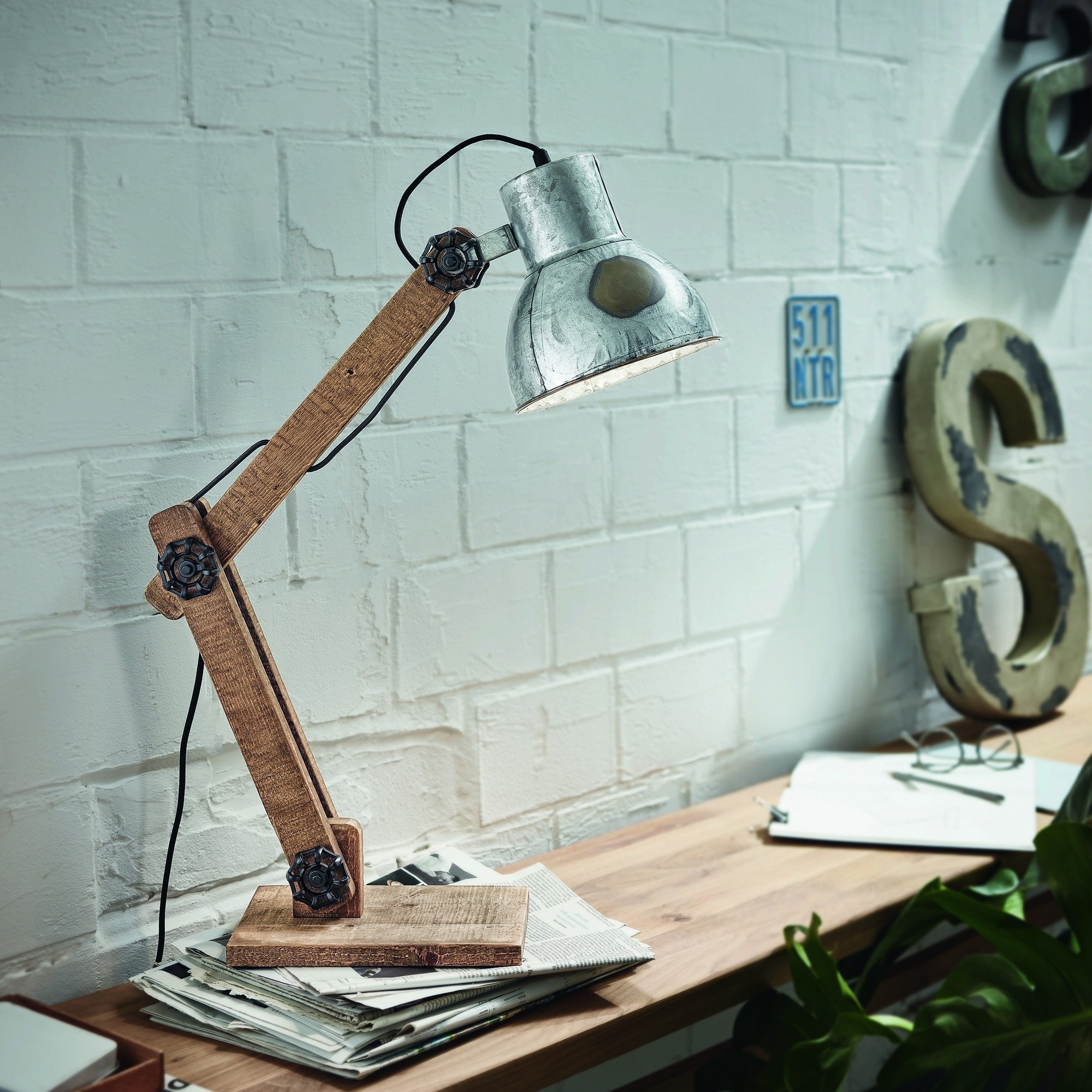 99,95 € Spedizione Gratuita | Lampada da scrivania Eglo Frizington 40W 64×53 cm. Acciaio e legna. Colore marrone, nero, zinco e vecchio zinco