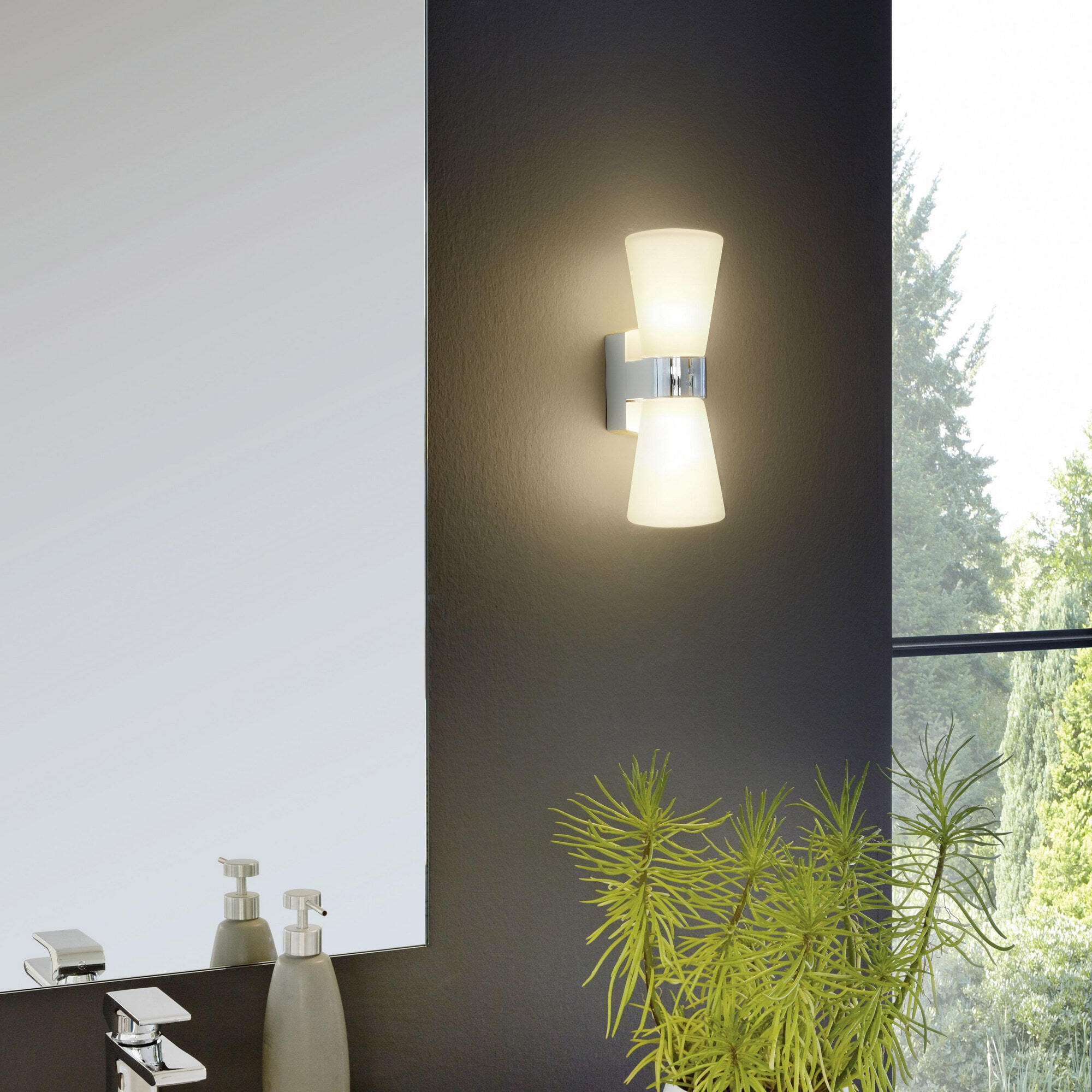 75,95 € Envio grátis | Aplique de parede ao ar livre Eglo Cailin 27×9 cm. Alumínio, vidro e vidro acetinado. Cor branco, cromado e prata