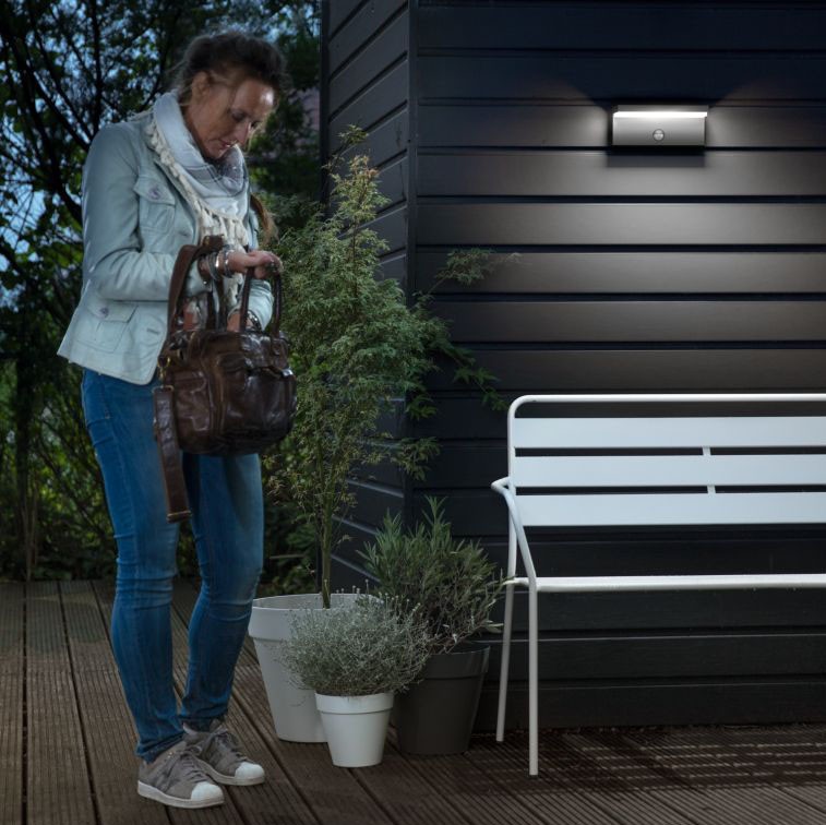 89,95 € Kostenloser Versand | Außenwandleuchte Philips Bustan 9W 4000K Neutrales Licht. 22×9 cm. Wandleuchte Anthrazit Farbe