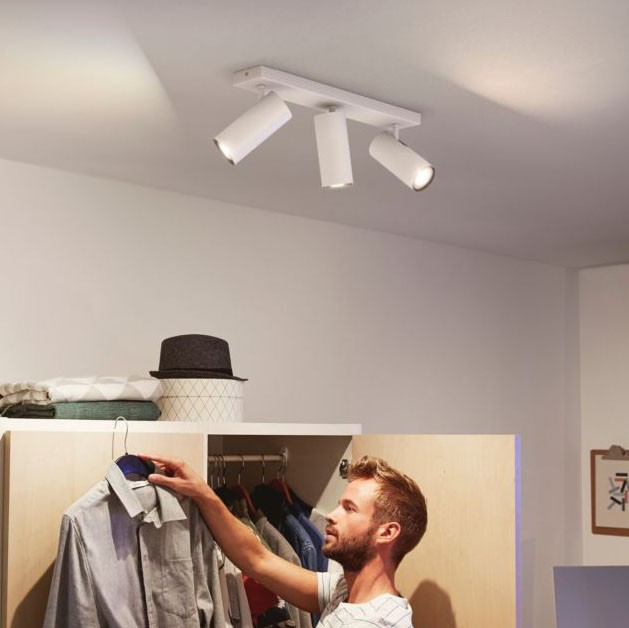 186,95 € Envío gratis | Foco para interior Philips Buratto 15W 44×13 cm. Tres fuentes de luz. Interruptor inalámbrico incluido. Control inteligente con Hue Bridge Color blanco
