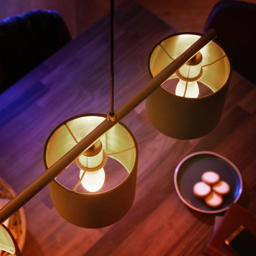 15,95 € Envio grátis | Lâmpada LED controle remoto Philips Hue White 5.5W E14 LED 2700K Luz muito quente. Ø 3 cm. Controle de Bluetooth com aplicativo de smartphone ou voz