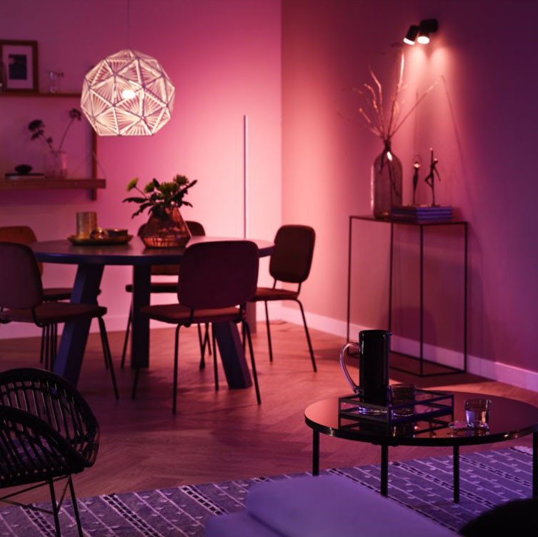 46,95 € Envío gratis | Bombilla LED control remoto Philips Hue White & Color Ambiance 9W E27 LED Ø 6 cm. LED Integrado Blanco/Multicolor. Control Bluetooth con Aplicación Smartphone o Voz