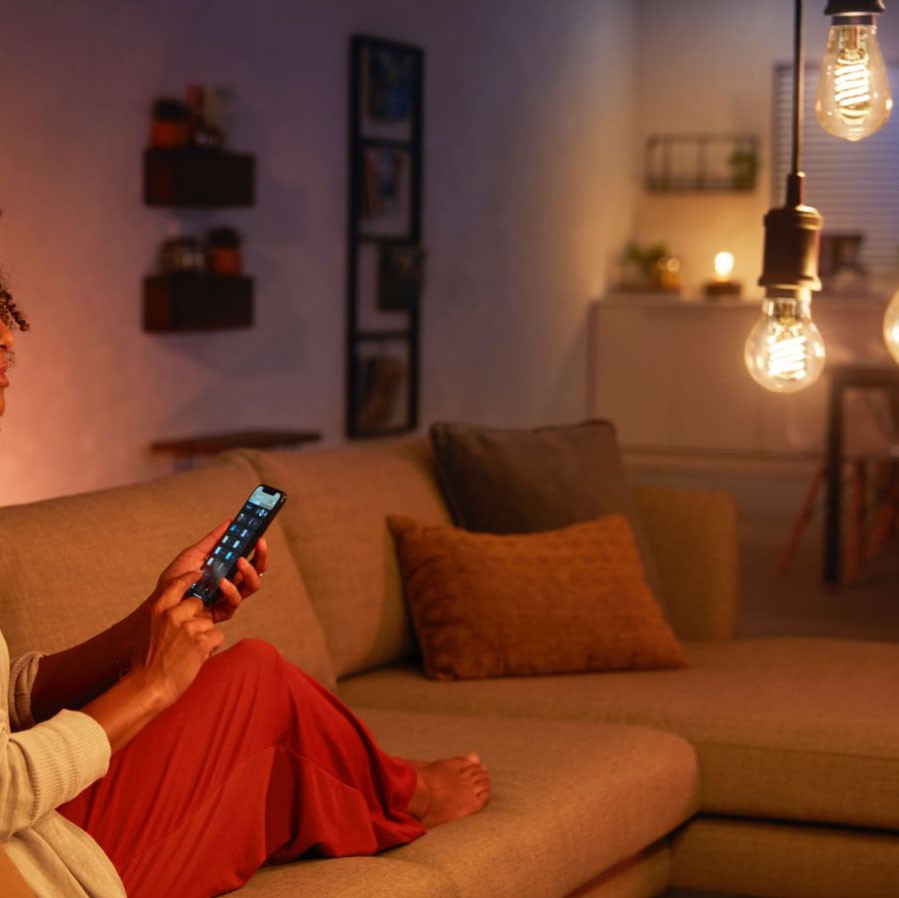 45,95 € Kostenloser Versand | Fernbedienung LED-Lampe Philips Filamento Hue White 7W E27 LED G125 2100K Sehr warmes Licht. Ø 12 cm. Ballon-Filament. Bluetooth-Steuerung mit Smartphone-App oder Stimme