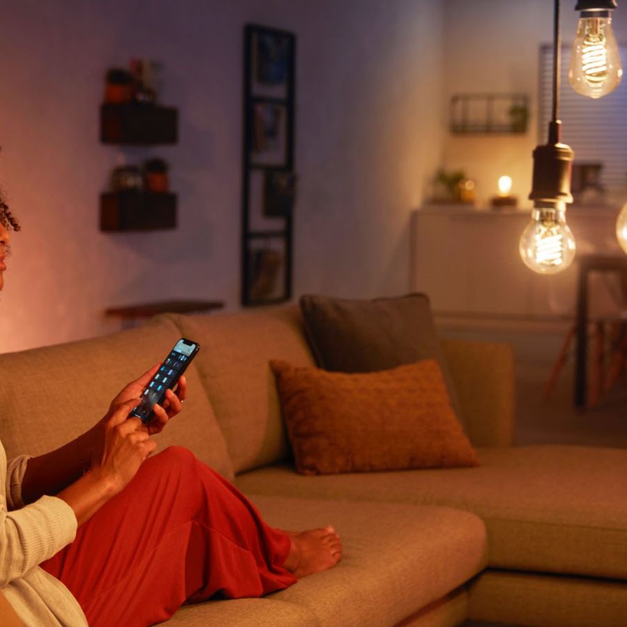 45,95 € Free Shipping | Remote control LED bulb Philips Filamento Hue White 7W E27 LED G125 2100K Very warm light. Ø 12 cm. Balloon filament. Bluetooth Control with Smartphone App or Voice