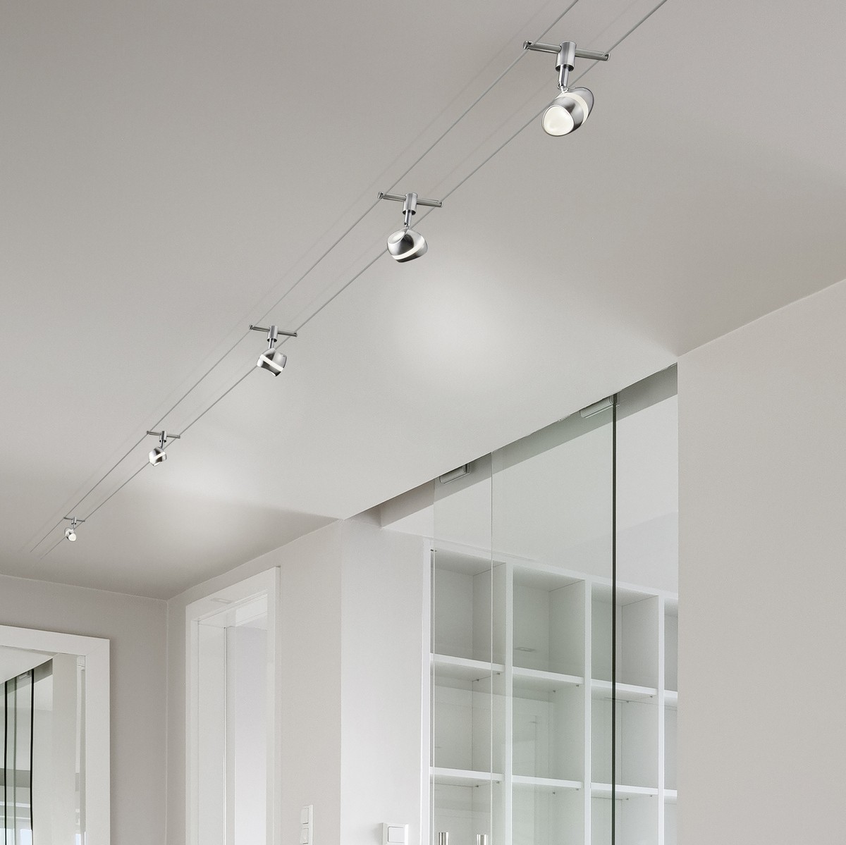 113,95 € Envío gratis | Foco para interior Trio Shark 2.5W 3000K Luz cálida. 700×15 cm. Foco para carril. Instalación sobre rieles. LED integrado. Montaje en techo y pared Metal. Color níquel mate