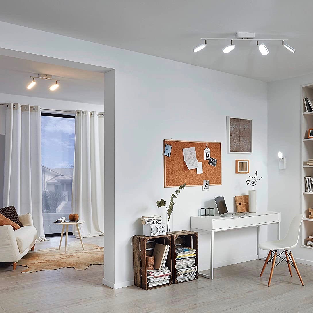 159,95 € Spedizione Gratuita | Lampada da soffitto Eglo 5W 2700K Luce molto calda. 77×15 cm. 4 faretti. Controllo con APP per smartphone Acciaio, alluminio e pmma. Colore bianca