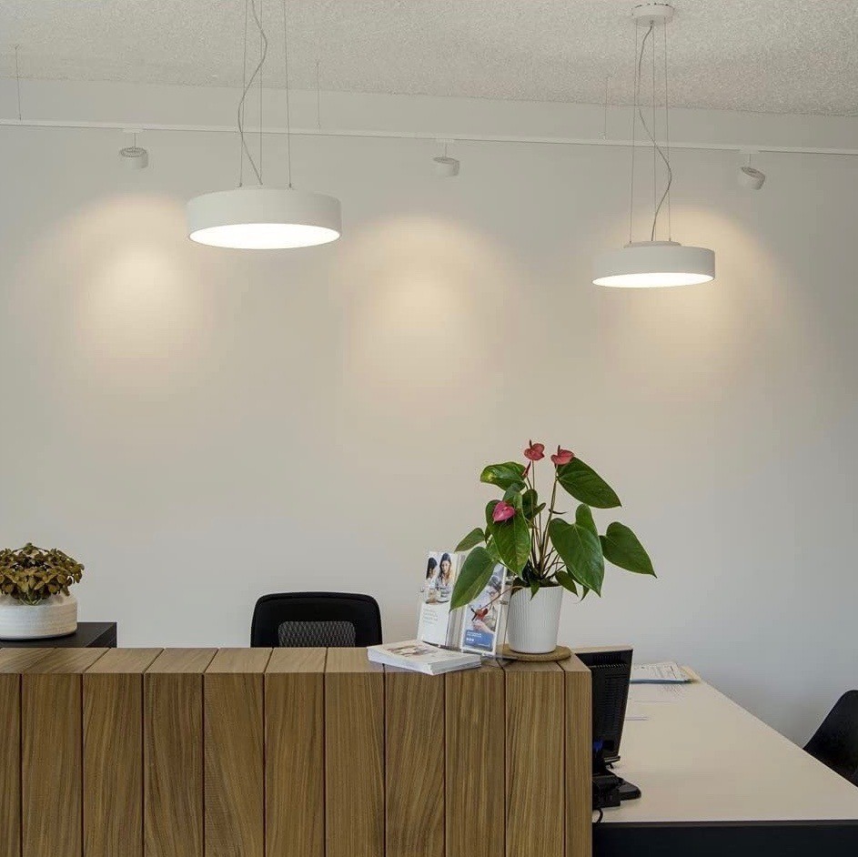 123,95 € Spedizione Gratuita | Faretto da interno 17W 13×10 cm. LED regolabile. Installazione nel sistema binario-rotaia Acrilico e alluminio. Colore bianca