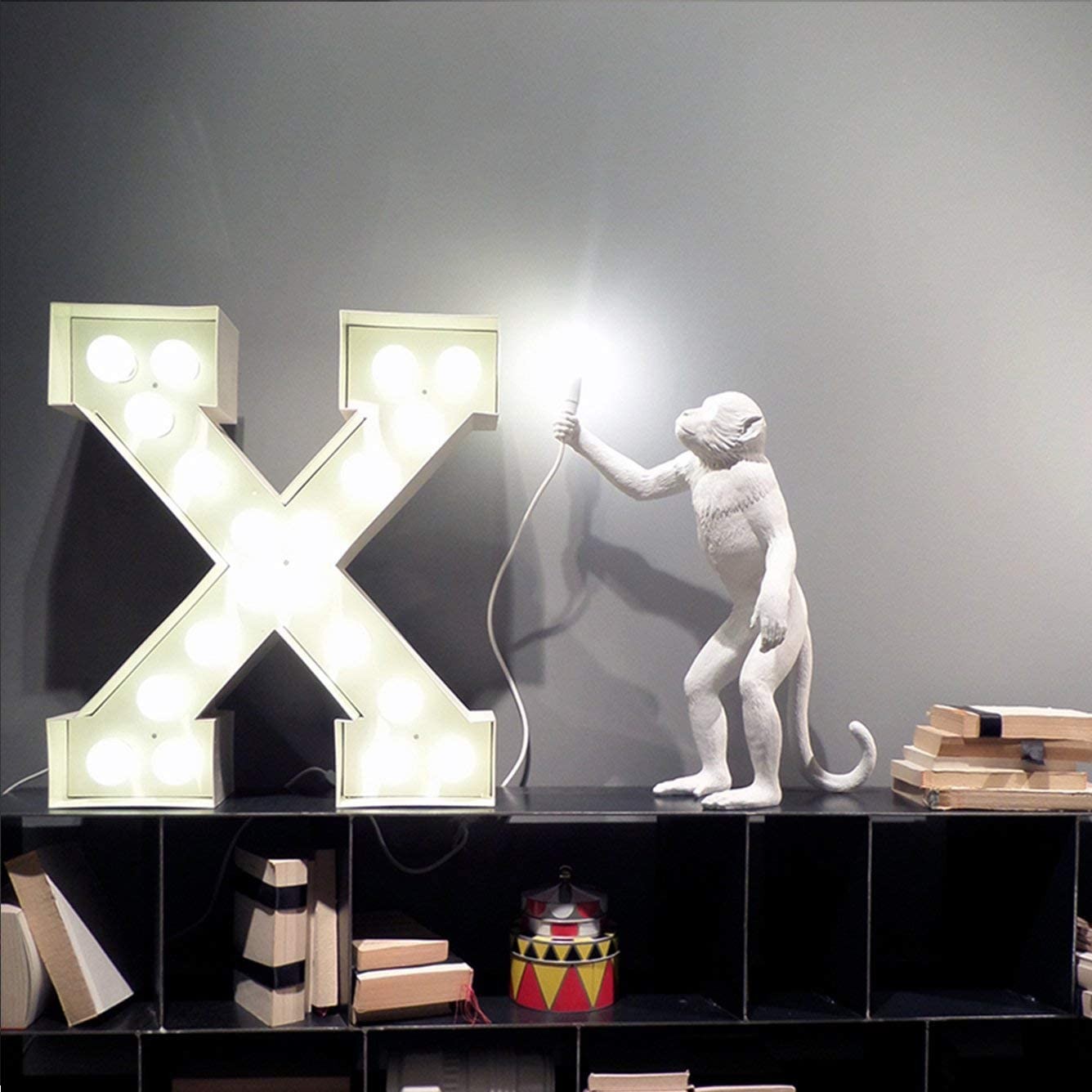 387,95 € Envoi gratuit | Lampe de table 4W 58×51 cm. Sculpture de conception de singe Résine. Couleur blanc