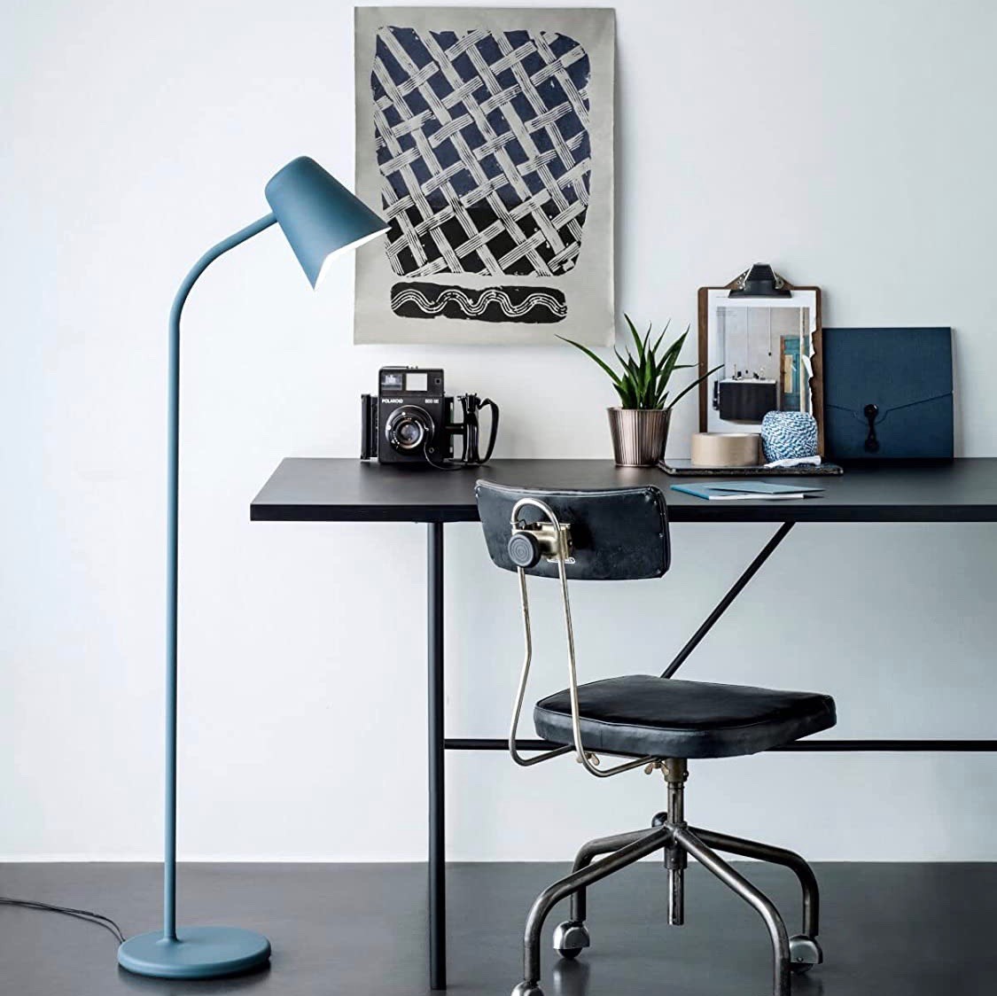 521,95 € Envoi gratuit | Lampadaire 130×24 cm. Acier. Couleur noir