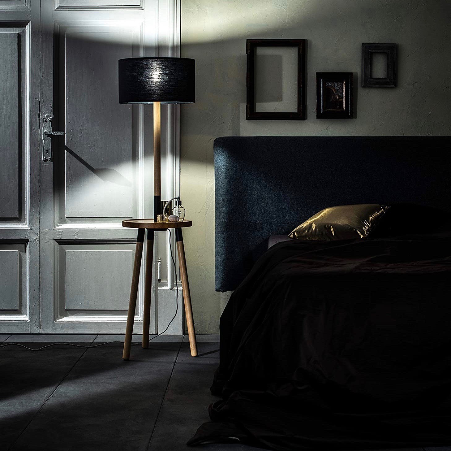 617,95 € Envío gratis | Lámpara de pie 40W 135×40 cm. Trípode de sujeción. Bandeja portaobjetos Madera. Color negro