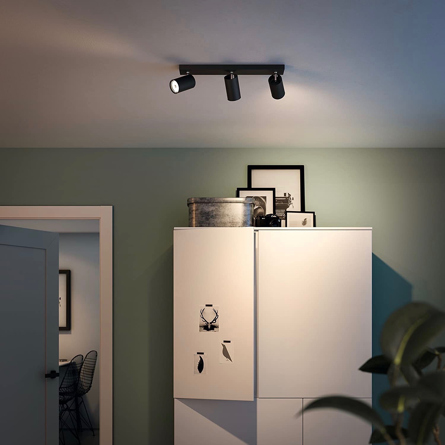66,95 € Envío gratis | Foco para interior Philips 10W 44×9 cm. Triple foco LED orientable Metal. Color negro