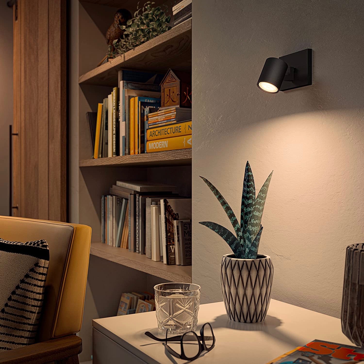 77,95 € Spedizione Gratuita | Faretto da interno Philips 5W 11×11 cm. LED regolabile. Alexa e Google Home Colore nero
