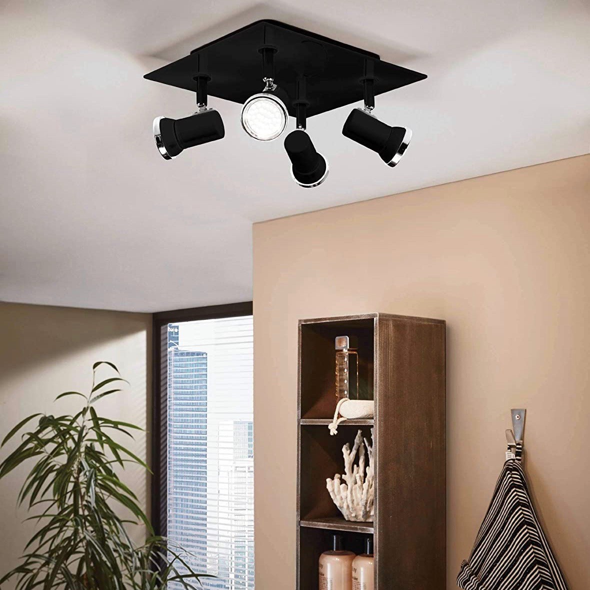 109,95 € 送料無料 | 屋内スポットライト Eglo 3W 26×24 cm. 4つの調整可能なスポットライト 金属 そして ガラス. ブラック カラー