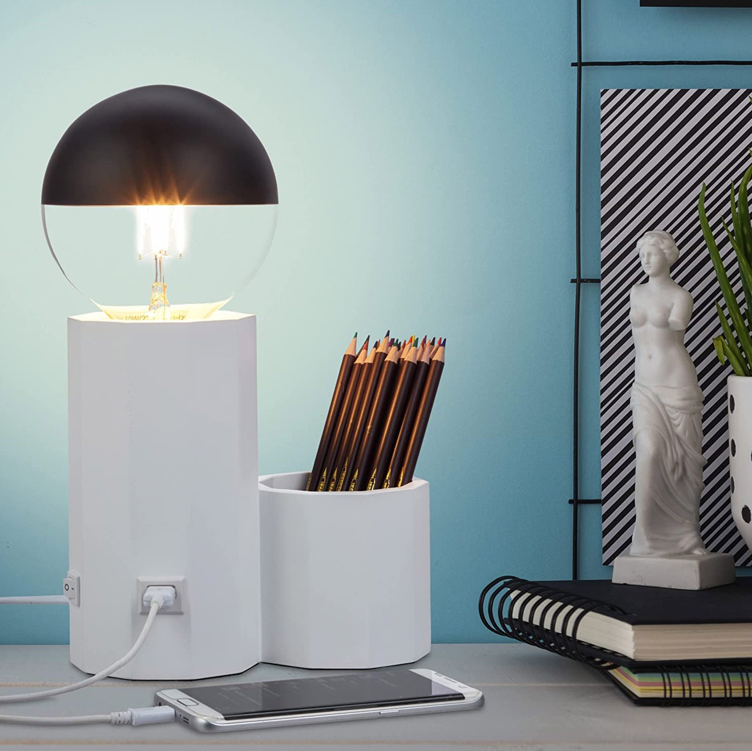 109,95 € Envio grátis | Lâmpada de mesa 60W 19×19 cm. Conexão USB e porta-lápis Madeira. Cor branco