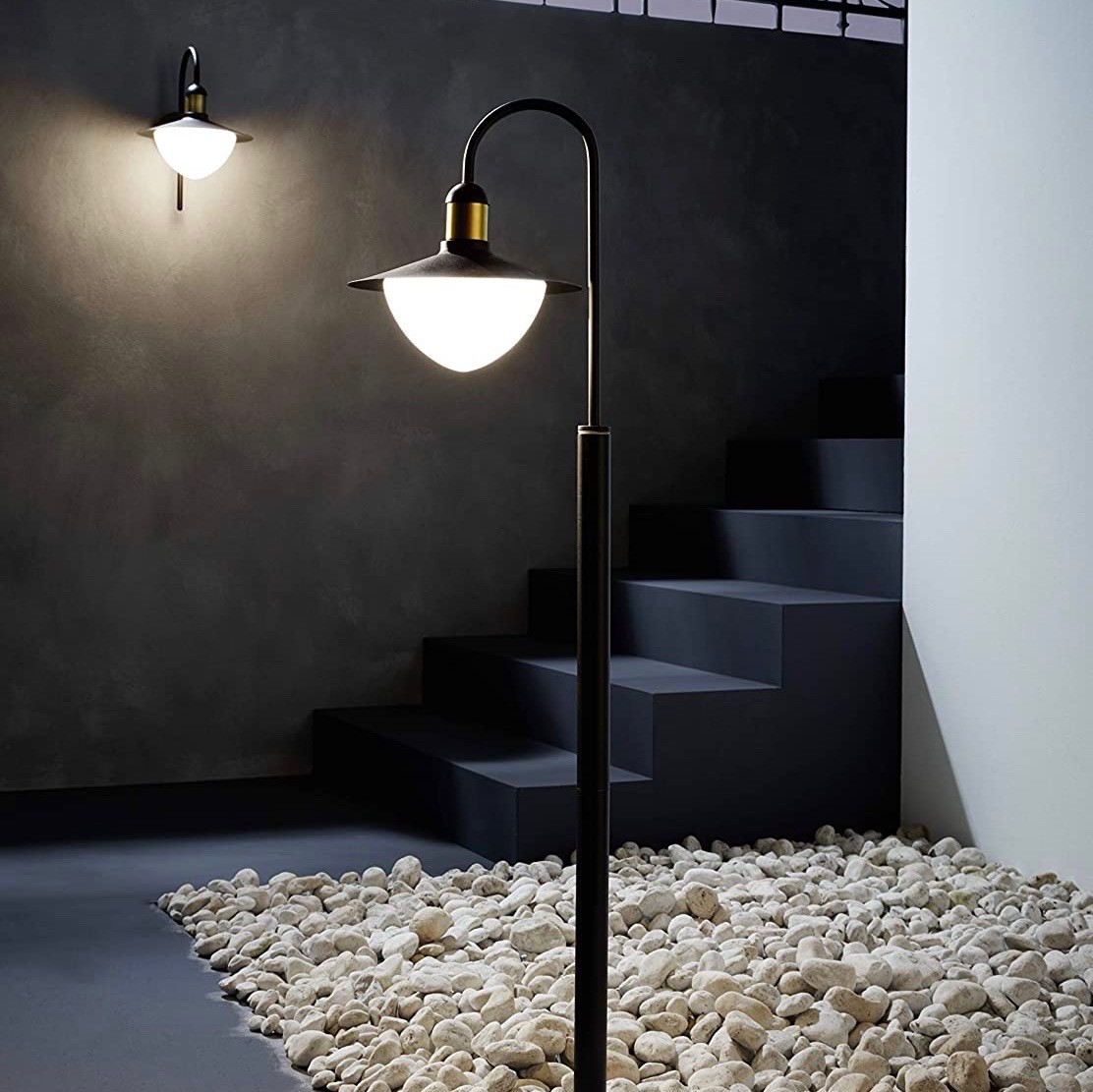 83,95 € Envio grátis | Aplique de parede ao ar livre Eglo 60W 38×33 cm. Aço galvanizado e cristal. Cor preto