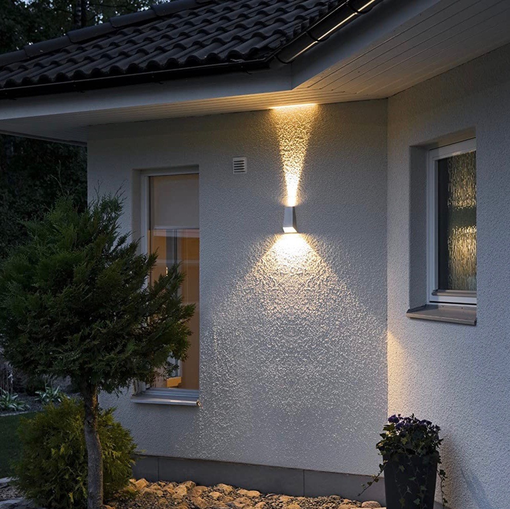89,95 € Envoi gratuit | Projecteur d'extérieur 3W 17×9 cm. Sortie lumineuse bidirectionnelle Aluminium, cristal et métal. Couleur argent