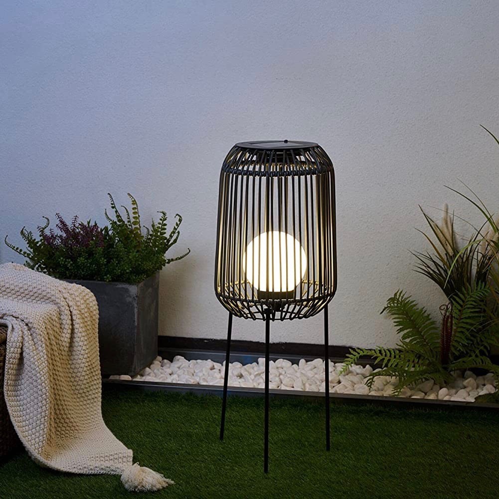 152,95 € Envio grátis | Lâmpada de exterior 3000K Luz quente. 77×28 cm. Recarga solar. Tripé de fixação. tela de grade Pmma, metais e rattan. Cor preto