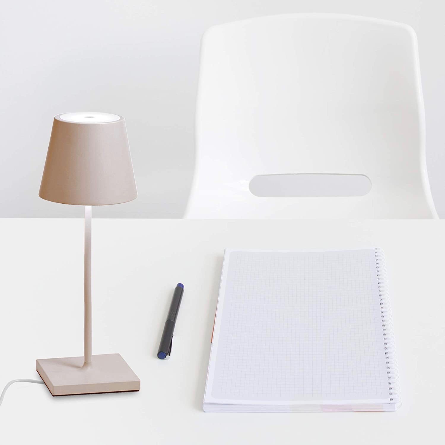 145,95 € Spedizione Gratuita | Lampada da esterno 2W 2700K Luce molto calda. 30×11 cm. Contattare la stazione di ricarica Alluminio e metallo. Colore sabbia