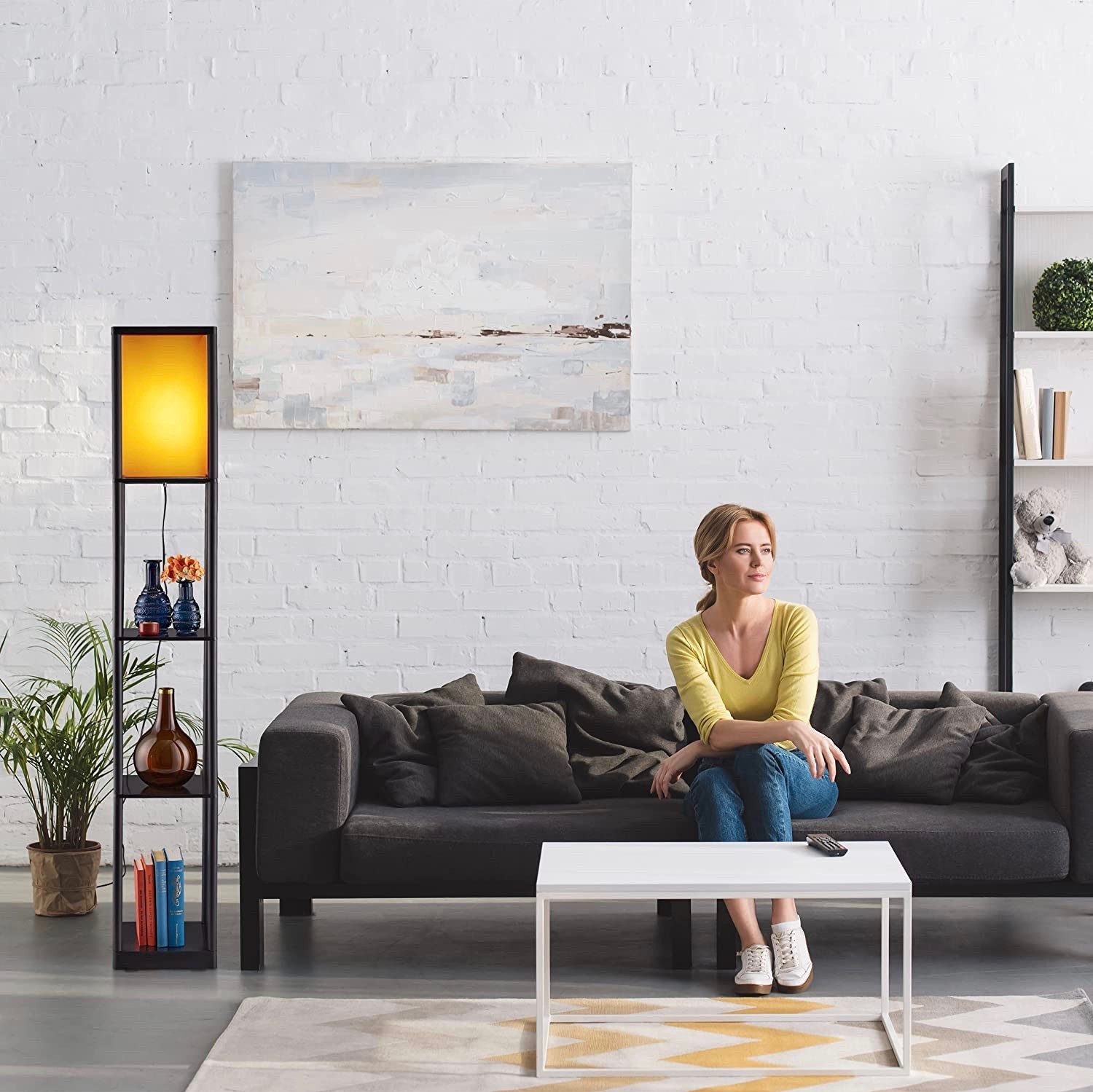 213,95 € Envío gratis | Lámpara de pie 60W 159×26 cm. 3 baldas Pmma y textil. Color negro